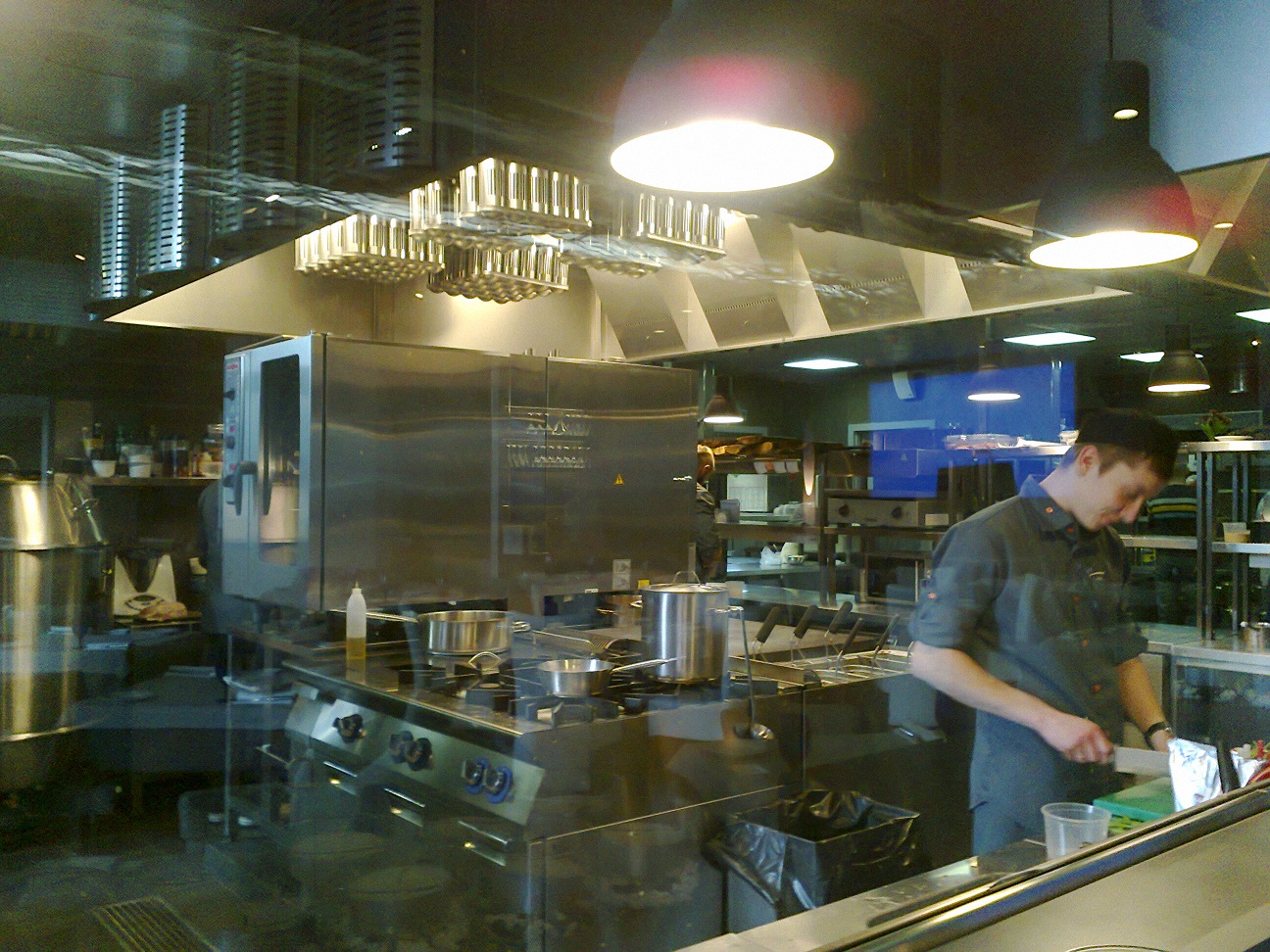 Вытяжной зонт Jeven на кухне ресторана кухонная вентиляция